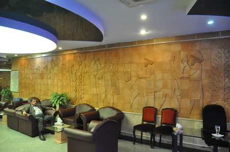 Wanddecoratie in het Ferdowsi-hotel in Teheran. (Het centrale deel is overigens geïnspireerd door een Assyrisch reliëf uit het British Museum.)