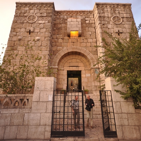In Damascus wordt deze stadspoort aangewezen als de plaats waar Paulus ooit over de muur wist te ontsnappen. Weererkers zijn een middeleeuwse uitvinding en deze poort stond er niet in de eerste eeuw.