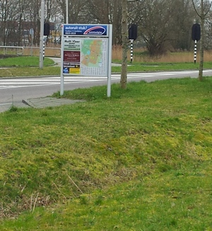 Een briljant geplaatst stadsplattegrond in Amstelveen: de fietser moet óf over een voor hem verboden straat óf door een sloot om erbij te komen.