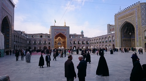 Mashhad, het mausoleum van de achtste imam. Let op de gouden koepel, nog niet zichtbaar achter de toegangspoort.