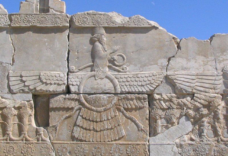 Faravahar, het zichtbare aspect van Ahuramazda (Persepolis)