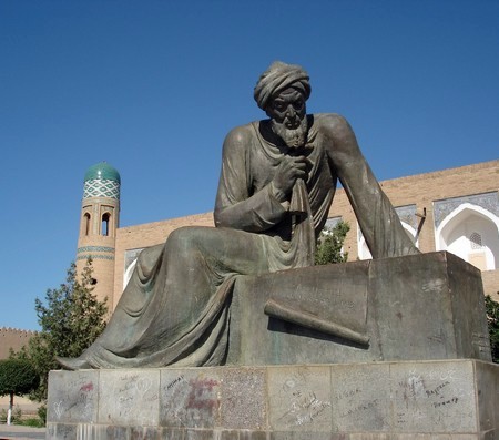 Modern beeld van Al-Khwarizmi in Khiva 
