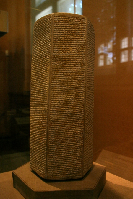 De Sanherib-prisma (Oriental Institute, Chicago; foto William P. Thayer)