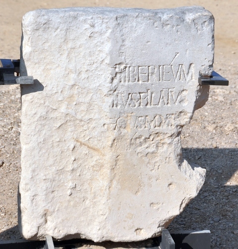 Moeilijk leesbaar, maar deze beroemde inscriptie uit Caesarea vermeldt in de tweede regel Pontius Pilatus en in de derde zijn functie, 