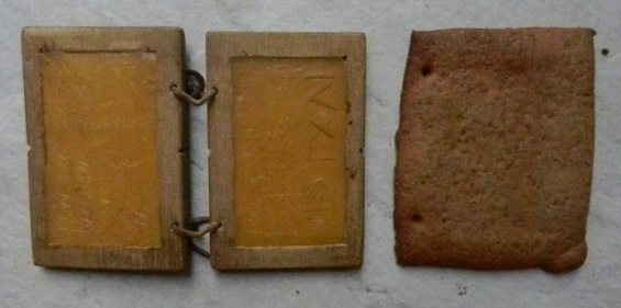 Een koekje in de vorm van een Romeins schrijftablet