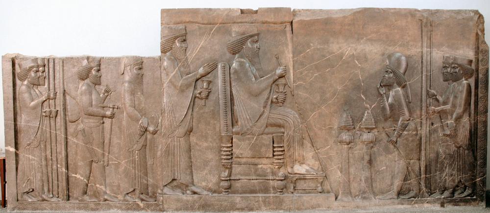 Het defilé in Persepolis begint: de hoveling rechts kondigt het begin aan (Nationaal Museum Teheran) 