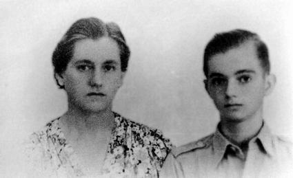 De moeder en broer van de auteur op een foto die midden 1942 is gemaakt in hun eerste kamp voor burgergeinterneerden. Deze is later als ansicht verstuurd en bereikte de auteur na een jaar in Thailand.