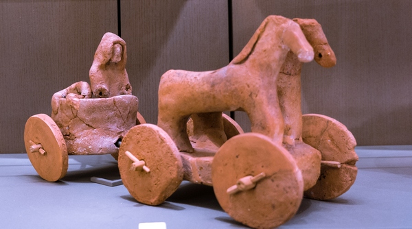 Model van een strijdwagen uit de Late Bronstijd, gevonden in Kamed el-Loz, Libanon (Nationaal Museum, Beiroet)