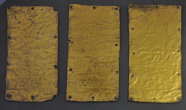 De gouden plaatjes uit Pyrgi (Museo Nazionale Etrusco di Villa Giulia, Rome)