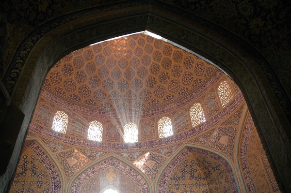 Ik heb geen plaatje van een brandende moskee (en eigenlijk gaat dit stukje er ook niet over) dus ik geef u deze foto maar van de Lotfollah-moskee in Isfahan.